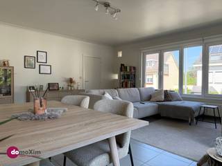 <p><span>Duplex appartement met 3 slaapkamers in Mechelen</span></p><p><span>Via de inkomhal betreed je dit aangename duplex appartement. In de inkomhal bevindt zich tevens een toilet. Verder kom je in de lichtrijke leefruimte, die dankzij de grote raampartijen geniet van een aangename natuurlijke lichtinval. <br />Aansluitend bevindt zich de keuken, voorzien van voldoende opberg- en werkruimte.</span></p><p><span>Via de keuken heb je toegang tot het gezellige terras, waar je in alle rust kan genieten van een zonnige dag of een ontspannen avond.</span></p><p><span>Op de bovenverdieping bevinden zich drie slaapkamers, die voldoende ruimte bieden voor een gezin, een thuisbureau of hobbykamer. De badkamer is uitgerust met een douche en wastafel.</span></p><p><span>Dankzij de praktische duplexindeling zijn het woon- en slaapgedeelte mooi van elkaar gescheiden, wat zorgt voor extra comfort en privacy.</span></p><p><span>Een bijkomende troef is de garage, ideaal voor het parkeren van je wagen of als extra bergruimte.</span></p><p><span>Dit appartement is gelegen in Mechelen, met winkels, scholen, openbaar vervoer en belangrijke verbindingswegen binnen handbereik.</span></p><p><span>Ben jij op zoek naar een duplex appartement in Mechelen? Aarzel dan niet langer en contacteer ons voor een bezoek!</span></p><p><span>015 20 36 00 info@domoxim.be</span></p>