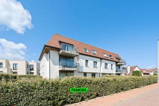 Leuk appartement met 2 slaapkamers + slaaphoek, gelegen op wandelafstand van het strand, winkelstraat en het openbaar vervoer.Dit moderne appartement...