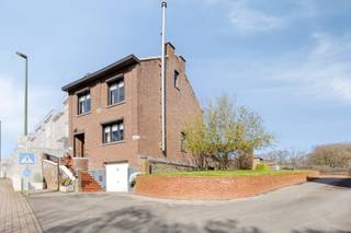 <h2>Te renoveren halfopen bebouwing op 8a22 in hartje Pellenberg</h2><p><strong>In het centrum van Pellenberg ligt deze te renoveren woning op een perceel van 8a22, op korte afstand van alle noodzakelijke voorzieningen en op slechts 7 km van Leuven.</strong></p><p></p><p><em>Heb je interesse en wil jij als eerste de kans grijpen om jouw droomwoning te ontdekken? We trappen onze verkoop af met een </em><strong><em>exclusieve “Avant-Première” op dinsdag 26/05 - woensdag 27/05 - donderdag 28/05</em></strong><em>. Plan nu jouw bezoek via de ‘Plan jouw bezoek’ knop. De richtprijs bedraagt 285.000 euro. De biedingstermijn loopt tot en met (datum). Bekijk hieronder het Avant-première reglement.</em></p><p></p><p>De inkomhal met ruimte voor een vestiaire biedt toegang tot de leefruimte met open keuken en het toilet.<br />Op de eerste verdieping bevinden zich de nachthal, de badkamer en twee ruime slaapkamers.<br />De zolderverdieping is bereikbaar via een vaste trap, waardoor het inrichten van een extra slaapkamer tot de mogelijkheden behoort.<br />De woning is onderkelderd en beschikt over een inpandige garage. Achter de woning bevinden zich een terras, tuintje, een atelier met loods en een carport.</p><p></p><p>Technisch gezien dient u rekening te houden met een EPC-score van 574 kWh/m²/jaar (label F), wat een renovatieverplichting met zich meebrengt. De elektriciteit is niet conform en het asbestattest vermeldt de aanwezigheid van één asbestmateriaal.</p><p></p><p>De ligging is praktisch met de lagere school, winkels en het openbaar vervoer op wandelafstand, terwijl ook de oprit van de E40 vlot bereikbaar is binnen 15 minuten. Ook een heel makkelijke verbinding naar het centrum van Lubbeek en Leuven bevindt zich op fietsafstand (7 km).</p><p></p><p><strong><em>Neem contact met ons op voor een bezoek ter plaatse om de renovatiemogelijkheden te bespreken.</em></strong></p>