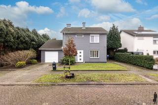 In een rustige straat in de geliefde Witte Wijk staat deze instapklare, sfeervol gerenoveerde woning met een prettige en praktische indeling. Een...