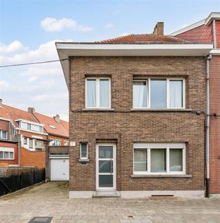 <p><span>Deze ruime halfopen bebouwing in Ekeren is gelegen op een perceel van 243 m² en beschikt over maar liefst 195 m² woonoppervlakte. Met vier slaapkamers, een garage en een aangename oostgericht terras biedt deze woning heel wat ruimte voor een gezin.</span></p><p><span>De woning is op te frissen, maar vormt dankzij haar royale volumes en praktische indeling een uitstekende basis om volledig naar eigen smaak in te richten.</span></p><p><span> </span></p><p><span>Op het gelijkvloers bevindt zich een inkomhal met gastentoilet, ruime leefruimte met open Eggo keuken, 6 jaar geleden geïnstalleerd met AEG toestellen. Van hieruit is er toegang tot het terras van circa 40 m². Verder is er een ruime berging met aansluiting voor wasmachine en droogkast. Ook een grote kelder zorgt voor heel wat extra bergruimte.</span></p><p><span> </span></p><p><span>Op de eerste verdieping bevinden zich twee slaapkamers, een badkamer met bad, lavabo en toilet, een aparte doucheruimte en een praktische vestiairekast.</span></p><p><span> </span></p><p><span>De tweede verdieping biedt nog eens twee grote slaapkamers, waardoor de woning in totaal over vier slaapkamers beschikt.</span></p><p><span> </span></p><p><span>De verdiepingen zijn afgewerkt met linoleum. Verder is de woning voorzien van houten buitenschrijnwerk en pvc, dubbele beglazing en rolluiken. Verwarming gebeurt via een gasketel. In totaal zijn er twee toiletten aanwezig. Geen renovatieplicht van toepassing.</span></p><p><span> </span></p><p><span>Troeven van deze woning</span></p><p><span> - Halfopen bebouwing in Ekeren</span></p><p><span>- 4 ruime slaapkamers</span></p><p><span> - Badkamer met bad + aparte doucheruimte</span></p><p><span> - Ruime leefruimte met open keuken</span></p><p><span> - Noordoostgericht terras van ca. 40 m²</span></p><p><span> - Grote berging met aansluiting voor wasmachine en droogkast</span></p><p><span>- Ruime kelder</span></p><p><span>- Garage</span></p><p><span> - 2 toiletten</span></p><p><span> - Dubbele beglazing en rolluiken</span></p><p><span> - Geen renovatieplicht</span></p><p><span> </span></p><p><span>Veel ruimte en mogelijkheden om naar eigen smaak te moderniseren.</span></p><p><span>Een verrassend ruime gezinswoning met vier slaapkamers en heel wat potentieel, ideaal voor wie op zoek is naar ruimte en de woning graag verder naar eigen smaak wil afwerken.</span></p>