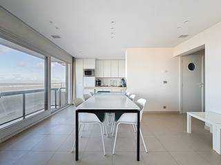 Een lichtrijk en ruim hoekappartement met zeezicht, gelegen op de derde verdieping van de residentie Dunepanne te Nieuwpoort.<br />Het appartement omvat een ruime inkomhal, een badkamer met enkele lavabo en ligbad, een apart toilet, twee ruime slaapkamers, een lichtrijke woonkamer en een ingerichte keuken met zicht op zee, ruim terras.<br />Inclusief private kelder op niveau -1.