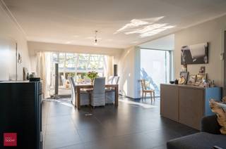 Nijverheidsgebouwen met private toegangsweg en alleenstaande woning (263m² vloeroppervlakte met inkomhall, living met zitruimte, ingerichte keuken, 5 slaapkamers, 2 badkamers, dressingkamer, wasplaats, berging. Laatste verbouwing 2009. Airco en screens, deels vloerverwarming). Industriegebouwen 2 x 660m² met sectionale poorten, burelen, kitchenette, kleedruimte en refter (bouwjaar 1994)