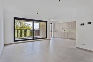 <p><span>Prachtig nieuwbouwappartement op de tweede verdieping van een stijlvol gebouw, ideaal voor wie houdt van rust, comfort en op wandelafstand van het charmante Boekenbergpark met zijn prachtige zwemvijver en mooie wandelpaden. GELIEVE ENKEL PER MAIL TE REAGEREN! (info@century21advieskantoor.be)</span></p><p><span> </span></p><p><span>Troeven:</span></p><p><span>Lichtrijke leefruimte met grote schuifraam naar het aansluitend terras dat overdekt is en de mogelijkheid biedt om het ganse jaar van de buitenlucht te genieten</span></p><p><span>Open keuken met hoogwaardige afwerking en alle toestellen om heerlijk te koken</span></p><p><span>Handige berging om alles opgeruimd te houden</span></p><p><span>2 ruime slaapkamers</span></p><p><span>Luxueuze badkamer met inloopdouche</span></p><p><span>Apart toilet</span></p><p><span> </span></p><p><span>Bijzonderheden:</span></p><p><span>EPB wordt bij oplevering afgeleverd</span></p><p><span>Alle nutsvoorzieningen zijn apart</span></p><p><span>CV op gas (vloerverwarming)</span></p><p><span>Dubbele beglazing met aluminium kader</span></p><p><span>P-score: A</span></p><p><span>G-score: A</span></p>