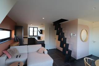 <strong>INDELING</strong><br /><strong>2DE VERDIEPING</strong><br />Woonkamer voorzien van bureel met ingemaakte kast en toegang naar het terras, open keuken voorzien van de volgende toestellen nl. spoeltafel, inductiekookplaat, afzuigkap, vaatwasmachine, heteluchtoven, koelkast en diepvriezer, slaapkamer met aansluitende badkamer voorzien van lavabo, douchecel en toilet. <br /><br /><strong>DAKVERDIEPING</strong><br />Geïsoleerde zolderruimte met aardgasbrander van de C.V. en warmwater, met aansluiting voor wasmachine en ventilatiesysteem.<br /><br /><strong>BUITEN</strong> <br />Zuid-west georiënteerd terras. <br /><br />Geen gemeenschappelijke kosten.