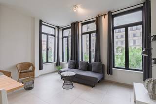<p>Op een uiterst centrale ligging bevindt zich dit stijlvolle, volledig vernieuwde appartement waar ruimte, licht en hedendaags wooncomfort perfect samenkomen. Dankzij de grote raampartijen en de hoge plafonds geniet de leefruimte van een uitzonderlijk ruimtelijk gevoel en een overvloed aan natuurlijk licht.<br /><br />Via de lift bereikt u het appartement. De inkomhal verwelkomt u met een gastentoilet en biedt toegang tot de verschillende vertrekken. De royale leefruimte vormt het hart van de woning en sluit naadloos aan op de volledig ingerichte open keuken, voorzien van alle hedendaagse comfort. De open indeling maakt dit de ideale plek om te ontspannen of gasten te ontvangen.<br /><br />Aansluitend bevindt zich een praktische berging met aansluiting voor een was- en droogautomaat, evenals een aparte technische ruimte die extra opbergruimte biedt.<br /><br />Het appartement beschikt over twee ruime slaapkamers, die elk zijn voorzien van een eigen en-suite badkamer. Hierdoor geniet elke slaapkamer van maximale privacy en comfort, wat het appartement bijzonder geschikt maakt voor koppels, een gezin of wie graag gasten ontvangt. De badkamers zijn modern afgewerkt met kwalitatieve materialen en beschikken over een ruime inloopdouche en een dubbele of ruime wastafel.<br /><br /><br /></p>