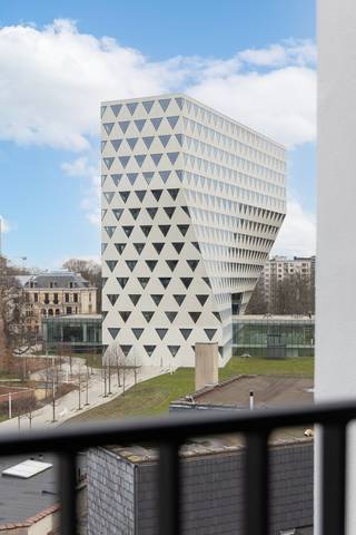 In de Lange Lozanastraat, op een boogscheut van de gegeerde Markgravewijk, bevindt zich dit moderne nieuwbouw appartement dat comfort, licht en een uitstekende ligging moeiteloos combineert. Het dakappartement maakt deel uit van een volledig en kwalitatief gerenoveerd gebouw in 2026, waarbij zowel de lift als de trappenhal werden vernieuwd. Bovendien beschikt het gebouw over een fietsenberging en voldoen alle appartementen aan de huidige isolatie- en energienormen.<br />Dankzij de centrale ligging bereik je het centrum van Antwerpen in enkele minuten te voet of met de fiets. Winkels, horecazaken, scholen en openbaar vervoer bevinden zich op wandelafstand.<br />Het appartement geniet van een uitzonderlijke lichtinval en heeft een bruikbare oppervlakte van ±120 m². De flexibele indeling laat toe om 2 tot 3 slaapkamers te voorzien en wordt verder aangevuld met een apart gastentoilet, een afzonderlijke bergruimte met aansluiting voor was- en droogmachine, een aangenaam oost-georiënteerd terras van 7 m² en een privatieve kelderberging.<br />Deze verkoop valt onder het BTW-stelsel van 21%<br />Geïnteresseerd in dit appartement? Neem gerust contact op via 0483/577.279 of mail naar zaka@wellimmo.net voor meer informatie of een bezoek ter plaatse.<br /><br /> 