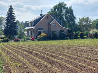 Te koop in Meise een halfopen woning in een uniek groen kader in de directe nabijheid van de Plantentuin.Gelegen op een perceel van maar liefst 39a...