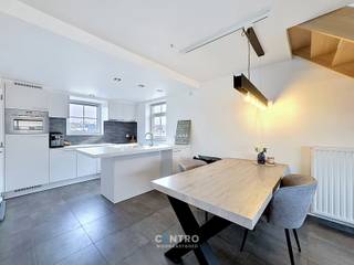 !!Dit appartement wordt aangeboden onder het concept van RICHTPRIJS!! Aarzel zeker niet om ons te contacteren als u hier verdere inlichtingen over wenst.<br /><br />In een zeer LEUKE straat met veel parkeergelegenheid te Uitkerke ligt dit recente appartement met 3 RUIME slaapkamers en ruim ZUIDgericht zonneterras!<br /><br /><strong>INDELING:</strong><br /><em><u><strong>Eerste verdieping:</strong></u></em><br />inkomhal met vestiaire - ruime lichtrijke living met volledig ingerichte open keuken (O.a. met fornuis, dampkap, combi-oven, frigo én vaatwasmachine) - wasplaats (met alle voorzieningen voor wasmachine) - afzonderlijk gastentoilet (met lavabo) - ruim ZUIDgericht zonneterras.<br /><br /><strong><em><u>Tweede verdieping:</u></em></strong><br />Nachthal - ruime badkamer (O.a. met dubbel lavabomeubel, hangtoilet, ligbad én inloopdouche) - 3 ruime slaapkamers.<br /><br /><u><em><strong>Derde verdieping:</strong></em></u><br />Ruime geïsoleerde zolder.<br /><br /><u><strong>Opmerkingen:</strong></u><br />- ENERGIEZUINIG appartement: Energielabel B!<br />- Elektriciteit volledig GOEDgekeurd.<br />- Ventilatiesysteem C.<br />- CV op aardgas.<br />- Gemeenschappelijke fietsenberging aanwezig.<br /><br />ZEER interessante woning voor JONGE mensen! Ruim lichtrijk appartement vlakbij winkels, scholen, openbaar vervoer... Aarzel zeker niet om ons te contacteren voor een bezoek ter plaatse: 050/70.01.02 - info@centro.be.