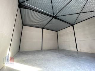 Nieuwbouw KMO-unit met een oppervlakte van +/- 164 m² en 1 privatieve parkeerplaats te huur. Fantastisch gelegen langs de Kwadestraat in de schaduw van het Westwing Park.<br /><br />Het casco magazijn is opgebouwd uit een staalconstructie met een buitenschil bestaande uit een combinatie van geïsoleerde betonpanelen en sandwichpanelen. De loods, brandklasse B, heeft een vrije hoogte van +/- 6 meter en is toegankelijk via een automatische sectionale poort (4 m B x 4,5 m H) met een aparte toegangsdeur en glaspartij. Verder is er verlichting, water en elektriciteit aanwezig. <br /><br />De unit maakt deel uit van het bedrijvenpark "Hexahub" dat ondernemen combineert met een knappe architectuur. De strategische ligging, pal in het hart van ondernemend Roeselare, aan afrit Rumbeke, AZ Delta en Westwing Park, zorgt voor een vlotte bereikbaarheid en biedt een uitstekende uitvalsbasis voor de hele regio.<br /><br />Ruime parkeer- en manoeuvreerruimte voorzien op het terrein. <br />Onmiddellijk beschikbaar.<br /><br />Contacteer PANORAMA B2B voor bijkomende inlichtingen, plannen of een vrijblijvend plaatsbezoek 050 300 800.