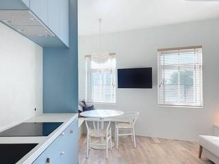 Prachtige stijlvolle en energiezuinige gerenoveerde studio, gesitueerd in een residentie met authentieke charme.<br />De buitengevel en de traphal met lift werden recent volledig vernieuwd, inclusief een indrukwekkende brede eiken trap die direct naar de studio leidt.<br />Deze studio biedt maximaal comfort, met zowel verwarming als airconditioning, en is uitgerust met een geavanceerd domoticasysteem van Loxone.<br />Met aanwezigheidssensoren en automatische bediening kunnen verlichting, verwarming, koeling, muziek, ventilatie en meer eenvoudig worden beheerd, zowel via je smartphone op locatie als op afstand.<br />De praktische indeling van de studio omvat een geïntegreerde was- en droogcombinatie, digitale tv, en een compleet ingerichte keuken en badkamer.<br />De slaapgelegenheid is geschikt voor vier personen, dankzij een comfortabele slaapbank in de open leefruimte en een tweepersoonsbed op de hoogslaper.<br />Gelegen op een ideale plek tussen het station van Duinbergen en de Zeedijk, bevindt de studio zich tegenover de tramhalte van Duinbergen, precies tussen Heist en Knokke.<br />De rustige ligging aan de zonnige achterkant van het gebouw zorgt voor extra wooncomfort. Voor de residentie is er een fietsenstalling en er is voldoende parkeergelegenheid in een groene omgeving in de buurt.<br />Door de lage vaste kosten, dankzij het beperkte aandeel in de gemeenschappelijke lasten, is deze studio perfect geschikt als starterswoning of vakantieverblijf.<br />De studio is bovendien met veel oog voor detail afgewerkt en op maat ontworpen.<br />Belangrijk om te weten: er is geen expliciete bouwvergunning aanwezig, er wordt beroep gedaan op het onweerlegbaar vermoeden van vergunning voor constructies opgericht vóór 22 april 1962.