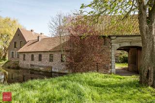 Inkomhal, ruime keuken, wasplaats, bureel, 3 slaapkamers, badkamer, kelders (+ kruipkelder), grote zolder, 2 garages, poortgebouw,...