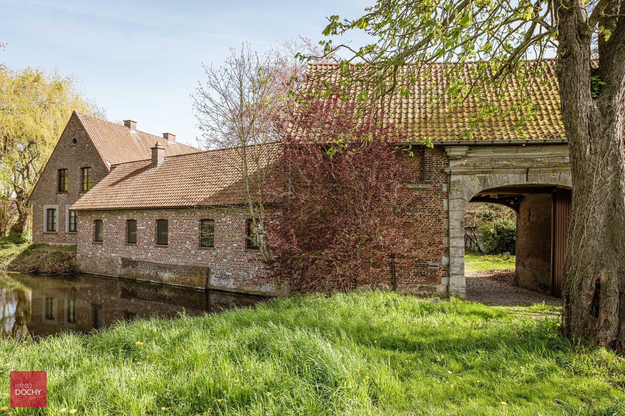Historische omwalde hoeve met verschillende bijgebouwen - foto 3