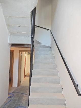 Op een boogscheut van het station kunt u dit gerenoveerd appartement terugvinden op de eerste verdieping met achteraan een zuidwest gelegen terras.<br />Het appartement is gelegen in een kleinschalig appartementsgebouw van drie eenheden.<br />Diverse faciliteiten zoals supermarkten, apotheek, horeca, ... zijn te voet of per fiets makkelijk bereikbaar.<br />De bijhorende achtergelegen parkeerplaats bereikt u via een inrit gelegen langs de Kortrijkstraat t.h.v. de O.L.Vrouwparking.<br /><br />Indeling:<br />GV: 1 slaapkamer - berging met aansluiting voor wasmachine.<br /><br />1e V: Lichtrijke en ruime woonkamer - open keuken met elektrisch koken, dampkap, oven, spoelbak, vaatwas en koelkast - berging - gastentoilet met handwasser - 1 slaapkamer - badkamer met badkamermeubel met dubbele lavabo en douche.<br /><br />Algemeen:<br />- EPC 122 - label B<br />- Bewoonbare oppervlakte van 107 m²<br />- Geen gemeenschappelijke kosten<br />- Geen lift aanwezig<br />- Veel vrije parking achteraan het gebouw<br />- Instapklaar tegen intrede 01/12/2026<br />- Vrij vanaf 01/12/2026<br /><br />Huurprijs: € 750/maand.<br />