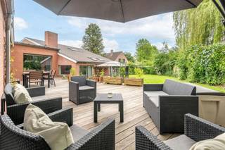 <p><span><span><strong> </strong></span></span><strong>Century21 ImmoNero presenteert:</strong></p><p>TOP LOCATIE gelegen in een doodlopende straat, in een woonwijk van Jezus-Eik, dit gerenoveerde huis van 250m2 op een zonnig privé perceel van 1052m2 op het zuidwesten in een rustige buurt, maar toch dicht bij de E411, openbaar vervoer en voorzieningen.</p><p>Deze mooie karakteristieke woning (met open haard hoek, authentieke houten balken, dubbel volume plafond) en praktisch ontwerp heeft:</p><p>1) Inkomhal (garderobe en toilet), <br />2) moderne ruime keuken (van 17m²), <br />3) grote (60m2) open woonkamer met eetkamer/zithoek met directe toegang tot het terras (van 45m2) en <br />4) ruim kantoor van 40m² (waar een 5e slaapkamer en badkamer/keukenhoek mogelijk is) ALLEMAAL op EEN niveau.</p><p>Totaal 4 slaapkamers waarvan de elegante ouderslaapkamer van 26m² (met en-suite badkamer en een salon/leeshoek van 14m²) aansluit op de tuin en de jacuzzi, slaapkamers 3x (16m2, 10m2, 10m2).</p><p>De woning beschikt ook over 4 buitenparkeerplaatsen, een dubbele garage (37m2) en een kelder (14,5m2). EPC - C, Elektriciteit conform! 18 zonnepanelen.</p><p>MEER INFO : www.krabbenberg8.be<br /> </p>
