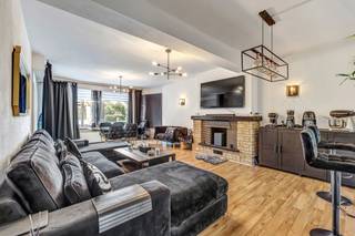 <p>Voor meer info of een bezoek, bel 053 59 49 34 - Op een strategische locatie, op een boogscheut van zowel het centrum van Dilbeek als van Brussel, vinden we deze <strong>interessante (opbrengst)eigendom</strong> terug. <strong>Het commerciële gelijkvloers en het appartement op de eerste verdieping worden samen verkocht</strong>. De basisakte is momenteel in opmaak. Bij de aankoop zijn bovendien <strong>twee staanplaatsen inbegrepen</strong>. Het appartement beschikt over een ruime, lichtrijke leefruimte met aansluitend de deels geïnstalleerde keuken. Verder zijn er <strong>twee slaapkamers</strong>, een badkamer met douche en een apart toilet. De absolute troef is ongetwijfeld <strong>het prachtige, zeer ruime terras.</strong> Het commerciële gelijkvloers werd jarenlang uitgebaat als de bloeiende horecazaak <strong>“De Kapblok”</strong>, een restaurant met een sterke naamsbekendheid en uitstekende reputatie in Dilbeek en omstreken. In de achterliggende Kaudenaardestraat zijn er bovendien gratis openbare parkeerplaatsen beschikbaar. <strong>Het handelsgelijkvloers</strong> omvat een ruime zaal, een industriële keuken, aparte toiletten en een vestiaire. Via de achterzijde van het gebouw (Kaudenaardestraat) is zowel de handelsruimte als het appartement toegankelijk. <strong>Daarnaast is er een grote kelder, die eveneens bereikbaar is via de parking, ideaal voor leveranciers</strong>. Dankzij de grote raampartijen langs de Ninoofsesteenweg geniet het handelsgelijkvloers van <strong>een uitstekende visibiliteit</strong>. Deze topligging, met dagelijks veel passage richting Brussel en Ninove, maakt dit pand bijzonder aantrekkelijk. <strong>Gunstig EPC voor appartement (EPC B) als handelsruimte (EPC D - renovatieplicht)</strong> - Geen asbest in app - Geen hoge maandelijkse kosten - Aparte tellers</p>