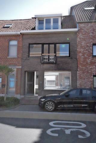 STATIESTRAAT 121 BUS 28810 LICHTERVELDEDit charmante duplexappartement is ideaal gelegen in het centrum van Lichtervelde, op wandelafstand van het...