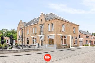 Deze woning werd al grotendeels gerenoveerd en is als volgt ingedeeld:Gelijkvloerse verdieping met inkom, toilet, polyvalente ruimte, bergruimte.Op...