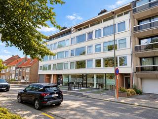 Êtes-vous à la recherche d'un garage spacieux à Ostende pour votre voiture, un espace de stockage supplémentaire ou comme investissement intéressant ? Alors ces garages sont exactement ce que vous cherchez. Situés à un emplacement central, à proximité de la Torhoutsesteenweg, ils combinent une excellente accessibilité avec un confort d'utilisation optimal. Grâce à leur situation de plain-pied, vous pouvez entrer et sortir sans effort, tandis que le site sécurisé avec surveillance par caméra assure une sécurité supplémentaire et une tranquillité d'esprit. Les prix commencent à partir de 49 000 €. Ne manquez pas cette opportunité et assurez-vous un garage pratique et de valeur à Ostende. Contactez-nous dès aujourd'hui pour plus d'informations ou planifiez immédiatement une visite.