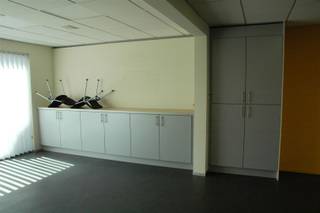 Handelspand of kantoorruimte te huur met zeer gunstige ligging en EPC A.Indeling: Inkom met open ruimte die als kantoor of handelsruimte kan...