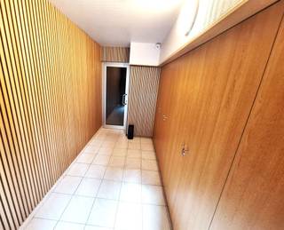 <p><span>Centraal gelegen 2 slaapkamer appartement nabij Centrum Gent.</span></p><p><span>Het appartement is gelegen op de DERDE verdieping van een gebouw met 5 verdiepingen.</span></p><p><span>Totale bewoonbare oppervlakte : +/- 87 m²</span></p><p><span>Bestaande uit: </span></p><p><span>een inkomhall met een afzonderlijk toilet, een aangename leefruimte, een ingerichte keuken, twee slaapkamers waarvan één met klein terrasje, een badkamer met ligbad, lavabo en een tweede WC. Handige kleine berging op de gang. </span></p><p><span>De leefruimte vooraan is Westen georiënteerd en biedt veel lichtinval.</span></p><p><span>Keuken is een eenvoudig keuken, ingericht met kookfornuis met oven, de nodige kasten en spoelbak.</span></p><p><span>Slaapkamers bevinden zich aan de achterzijde, waarvan één met een klein terras.</span></p><p><span>Overal mooi - goed onderhouden- strokenparket, uitgezonderd in keuken en badkamer.</span></p><p><span> </span></p><p><span>Inbegrepen in de prijs is een privatieve kelderberging.</span></p><p><span> </span></p><p><span>Het appartement is op wandelafstand van de Kouter en het Zuid.</span></p><p><span>Openbaar vervoer (tram en bus) nabij (Zuid), scholen en handel nabij, alsook het aangenaam Zuidpark.</span></p><p><span> </span></p><p><span>Goede EPC : label B : 124 kWh/m² UC3025233-Res-1. Beglazing : HR-a !</span></p><p><span>Wche Vg / Gom / Gvkr / Gvv. </span></p><p><span>Asbestveilig</span></p><p><span> </span></p><p><span>Ligging Pand: Brabantdam 183 (Residentie Lamartine) te 9000 GENT.</span></p><p><span>VRAAGPRIJS : 345.000 €.</span></p><p><span>Beschikbaar: na akte. </span></p><p><span> </span></p><p><span>Bezoek: enkel mogelijk via telefonisch afspraak via Immo-Eden - T 09 222 00 63.</span></p><p><span>Status van dit appartement: bekijk de status van dit pand op onze website www.immo-eden.be. </span></p><p><span>De publicaties op Immo-eden.be worden regelmatig upgedate. Indien er een optie geafficheerd is, wil dit zeggen dat er momenteel geen bezoeken meer worden toegelaten vanwege een geïnteresseerde kandidaat-koper. </span></p><p><span>U kan de status op het net verder opvolgen.</span></p><p><span> </span></p><p><span> </span></p><p><span> </span></p><p><span> </span></p><p><span> </span></p>