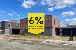<p>Ontdek deze hedendaagse nieuwbouwwoningen gelegen in de Berkenlaan.</p>
<p><strong>Troeven:<br /></strong>- Kwalitatieve afwerking met een uitzonderlijk laag E-peil<br />- Hoogwaardige isolatie en innovatieve technieken<br />- Warmtepomp (lucht-water)<br />- Zonnepanelen<br />- Ventilatiesysteem type D<br />- Regenwaterrecuperatie, aangesloten op de buitenkraan en beide toiletten<br />- Volledig afgewerkt met aangelegde tuin, carport en berging<br />- 6% BTW mogelijk</p>
<p>Dankzij zijn doordachte indeling en geoptimaliseerd gebruik van de woonoppervlakte van <strong>158 m²</strong> beschikken deze woningen over <strong>3</strong> mooie slaapkamers, een royale leefruimte aansluitend aan de open keuken in combinatie met grote raampartijen aan de voor- en achterzijde die een maximale lichtinval garanderen. De ruime tuin met terras en carport maken dit tenslotte de ideaal thuis voor gezinnen of koppels met toekomstplannen.</p>
<p><strong><span>Prijsinformatie:<br /></span></strong><span>De geadverteerde prijs is <strong>exclusief</strong>: <strong>21% btw</strong>, staanplaats, kelderberging, fietsenstalling, aansluitingskosten, notariskosten en registratierechten op het grondaandeel. Onderaan bij <strong>beschikbaarheid</strong> kan u meer informatie terugvinden over de <strong>totaalprijzen</strong> en het voordeeltarief van <strong>6% btw</strong> specifiek per appartement.</span></p>
<p>Hebt u interesse? Maak dan snel uw afspraak via <strong>014 58 02 08</strong> of via <strong>info@immovl.be</strong>.</p>