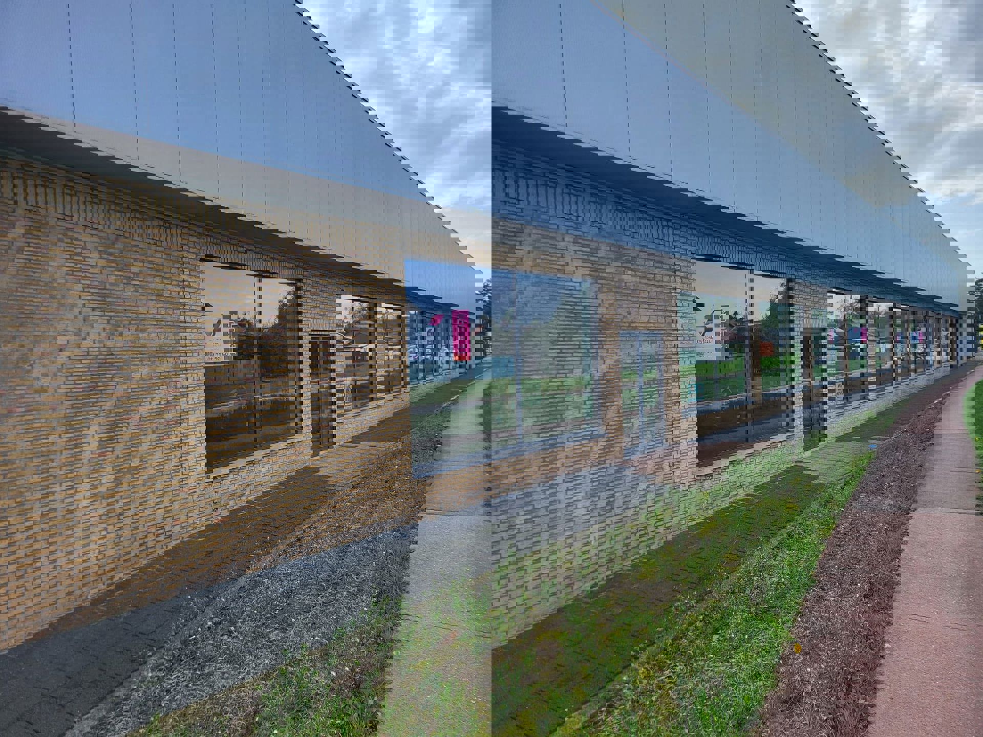 GENK TE HUUR: Grote bedrijfshal-Kantoor-Conciërgewoning - foto 3