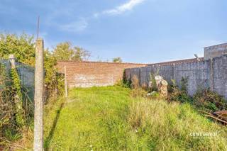 www.hermesvanwynghenestraat12.beBIENVENUE À RONSEMaison de caractère offrant un potentiel de rénovation, située en centre-villeVous recherchez une maison que vous pourrez rénover entièrement selon vos goûts et vos envies ? Alors cette maison située au cœur de Ronse mérite certainement votre attention. Avec une surface habitable d’environ 156 m² sur un terrain de 233 m², cette maison offre une base spacieuse et polyvalente pour un projet de rénovation. Derrière la façade se cache un grand potentiel pour faire de cette maison un foyer agréable et de caractère.AGENCEMENT SPACIEUX ET POLYVALENTLa maison dispose actuellement de deux chambres. Le grenier spacieux offre en outre la possibilité d’aménager une troisième chambre, un bureau, un espace de loisirs ou un espace de vie supplémentaire. Au rez-de-chaussée se trouvent notamment une salle de bains pratique avec douche, un salon spacieux et une cuisine attenante. Le salon se distingue par une cheminée de caractère qui, avec une rénovation adaptée, pourra redevenir un véritable élément phare. De plus, la maison dispose de plusieurs accès et d’espaces ouverts, ce qui offre de nombreuses possibilités pour redessiner l’agencement. Au rez-de-chaussée se trouvent également un débarras et un local technique. L'escalier mène à l'étage supérieur, où, outre les chambres, un espace de rangement supplémentaire est disponible. La parcelle est entièrement entourée de murs, ce qui vous permet de profiter d’un espace extérieur abrité et privé. Le jardin est actuellement à l’abandon, mais c’est justement ce qui lui confère un immense potentiel. Avec un peu d’attention et de créativité, vous pourrez y aménager un agréable jardin urbain spacieux où vous pourrez vous détendre en toute tranquillité.SITUATION CENTRALE À RONSELa maison est située dans une rue calme de Ronse, à proximité de diverses commodités et des transports en commun. La gare et les arrêts de bus se trouvent également à proximité, ce qui fait de cette maison un compromis intéressant entre un cadre de vie calme et une bonne accessibilité.UNE MAISON À POTENTIELCette maison nécessite des travaux de rénovation, mais offre en même temps une base solide et de nombreuses possibilités.En regardant au-delà de son état actuel, on découvre un bien spacieux, de caractère et plein de potentiel. Idéal pour ceux qui recherchent une maison pouvant être entièrement rénovée selon leurs propres goûts. Venez découvrir par vous-même toutes les possibilités lors de notre Discovery Day.
