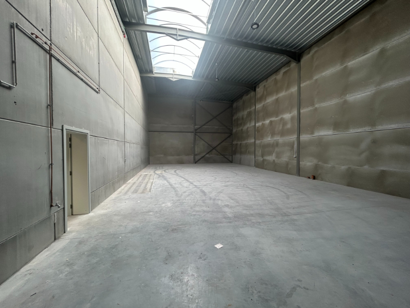 Recent magazijn met kantoorruimte – uitstekende ligging - photo 3