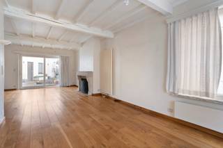 Zeer ruime halfopen bebouwing bestaande uit hal, bureel, apart toilet, gezellige living met open haard, grote leefkeuken, ingerichte badkamer...