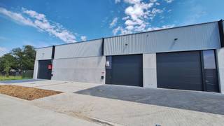 <strong>Nieuwe bedrijfsloods te huur te Hooglede</strong><br /><br />Recent gebouwde bedrijfsloods met een bruto oppervlakte van 309 m², strategisch gelegen aan de Olieslagerijstraat 7 bus 2 te Hooglede, vlakbij de Rijksweg en met een vlotte verbinding naar de E403.<br /><br />Deze kwalitatieve en hoge loods is geschikt voor diverse professionele activiteiten en biedt tal van mogelijkheden voor opslag of kleine ondernemingen.<br /><br /><strong>Kenmerken :</strong><br />Bruto oppervlakte: <strong>309 m²</strong>
<ul>
<li>Polybetonvloer</li>
<li>Automatische sectionale poort
<ul>
<li>Hoogte: 4,20 m</li>
<li>Breedte: 4,15 m</li>
</ul>
</li>
<li>Hoge vrije hoogte</li>
<li>Drijfkracht aanwezig</li>
<li>Zonnepanelen aanwezig</li>
<li>2 private parkeerplaatsen</li>
<li>Nieuw gebouw</li>
</ul>
<strong>Ideaal voor :</strong>
<ul>
<li>Opslag en stockageruimte</li>
<li>Zelfstandige schrijnwerker, loodgieter, elektricien</li>
<li>Technische of ambachtelijke activiteiten</li>
<li>Kleine KMO </li>
</ul>
<strong>Ligging : </strong><br />Gelegen op een vlot bereikbare locatie in Hooglede, langs de Rijksweg en op korte afstand van de E403.<br />Hierdoor geniet u van een uitstekende bereikbaarheid voor zowel klanten als leveranciers.<br /><br /><br /><strong>Huurprijs: € 1.600 per maand excl. btw</strong><br />Onmiddellijk beschikbaar<br /><br />Interesse in deze bedrijfsruimte? Neem contact op voor meer informatie of een bezichtiging.