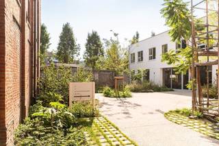 Dit authentieke Business Center, gelegen in de Bomastraat in Gent, is gespreid over 2 gebouwen, en biedt plaats aan 7 units. Met de vestiging van nieuwe winkels, kantoren en scholen groeit deze buurt uit tot een gloednieuw, levendig stadsdeel.<br /><br />De uitmuntende locatie - tussen de Oude Dokken en het historisch centrum van Gent - biedt een waaier aan opportuniteiten voor zowel een groeiend bedrijf als voor een gevestigde waarde. Het business center ligt op 1 km van station Gent-Dampoort en is ideaal bereikbaar met het openbaar vervoer. Een fietsenstalling is voorzien op de binnenkoer van het project.<br /><br />Deze unit bevindt zich op het gelijkvloers in het gebouw aan de achterzijde. Unit 1A heeft een oppervlakte van 266,77m² en is 24/7 toegankelijk met badgesysteem. Beide gebouwen zijn voorzien van verschillende sanitaire blokken en een lift tot op alle verdiepingen. Unit 1A is momenteel verhuurd tot 2032, en wordt dus aangeboden als investeringspand. Meer info hierover is beschikbaar op aanvraag. <br /><br />De kantoren zijn op vandaag volledig gerenoveerd tot open units in industriële loftstijl. De renovatie omvatte het vervangen van de ramen evenals de thermische en akoestische isolatie. Er is een nieuwe gietvloer in PU, nieuwe voorgeschilderde witte houten plinten op alle wanden, nieuwe technieken, inbraakdetectie, video-parlofonie, branddetectie en alarmsysteem.<br /><br />Privatieve autostaanplaatsen zijn optioneel bij te huren. <br /><br />Voor meer informatie contacteer ons vrijblijvend via info@acasa.be of 09/321 03 00.