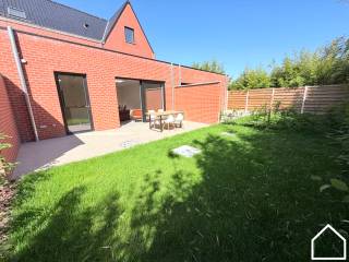 Ruime gerenoveerde woning met 3 slpks, garage, carport en tuin<br /><br />Omschrijving<br /><br />In Residentie Poorterhof stellen wij u deze bijzonder ruime en architecturaal sterke woning voor, waar comfort en ruimte centraal staan.<br /><br />De open leefruimte van ca. 47 m² zorgt voor een aangenaam ruimtegevoel en veel natuurlijke lichtinval.<br /><br />Extra troef: aankoop aan 2% registratierechten of 12% bij investering of tweede aankoop<br /><br />Bekijk zeker de vastgoedvideo via deze link: https://youtube.com/shorts/QH3Gn9PxSw0<br /><br /><br />Algemeen:<br /><br />Energiezuinig, kwalitatief en future-proof.  Deze 3 eigenschappen beschrijven in een notendop deze woning met EPC A-label (74 kwh/m²) en 7 zonnepanelen.<br /><br />Indeling:<br /><br />Gelijkvloers<br /><br />U komt binnen via de inkomhal met gastentoilet en handwasbakje. De ruime living (47.50m²) met open ingerichte keuken geniet veel lichtinval. De open keuken met eiland is uitgerust met vaatwas, microgolf, heteluchtoven, inductiekookplaat, frigo en inox spoelbak. Verder zijn er een berging/wasplaats (5,90 m²), garage met elektrische sectionale poort (22m²) en een tuin van 52 m² waarvan 20 m² terras.<br /><br />Eerste verdieping:<br /><br />De nachthal geeft toegang tot twee slaapkamers (10m² - 10m²) en een ruime badkamer (6,80 m²) met ligbad, inloopdouche en dubbel lavabomeubel. Daarnaast is er een apart toilet.<br /><br />Tweede verdieping:<br /><br />Hier vindt u de master bedroom (18m²) - berging (4.85m²)<br /><br />Troeven van deze woning:<br /><br />EPC A-label<br />Garage+ staanplaats<br />Vloerverwarming<br />7 Zonnepanelen<br />Lucht-water warmtepomp<br />Elektriciteit conform en asbestveilig<br />Regenwater aanwezig (5.000L)<br /><br />Wenst u deze energiezuinige woning zelf te ontdekken? Contacteer Frédéric via verkoop@partnersinvastgoed.be of 057/21.93.36 en plan vandaag nog uw bezoek in.<br /><br />Overweegt u zelf te verkopen? Vraag dan vrijblijvend uw gratis schatting aan. Wij zorgen voor een snelle verkoop aan de beste prijs, met een persoonlijke en transparante aanpak.<br /><br /><br />