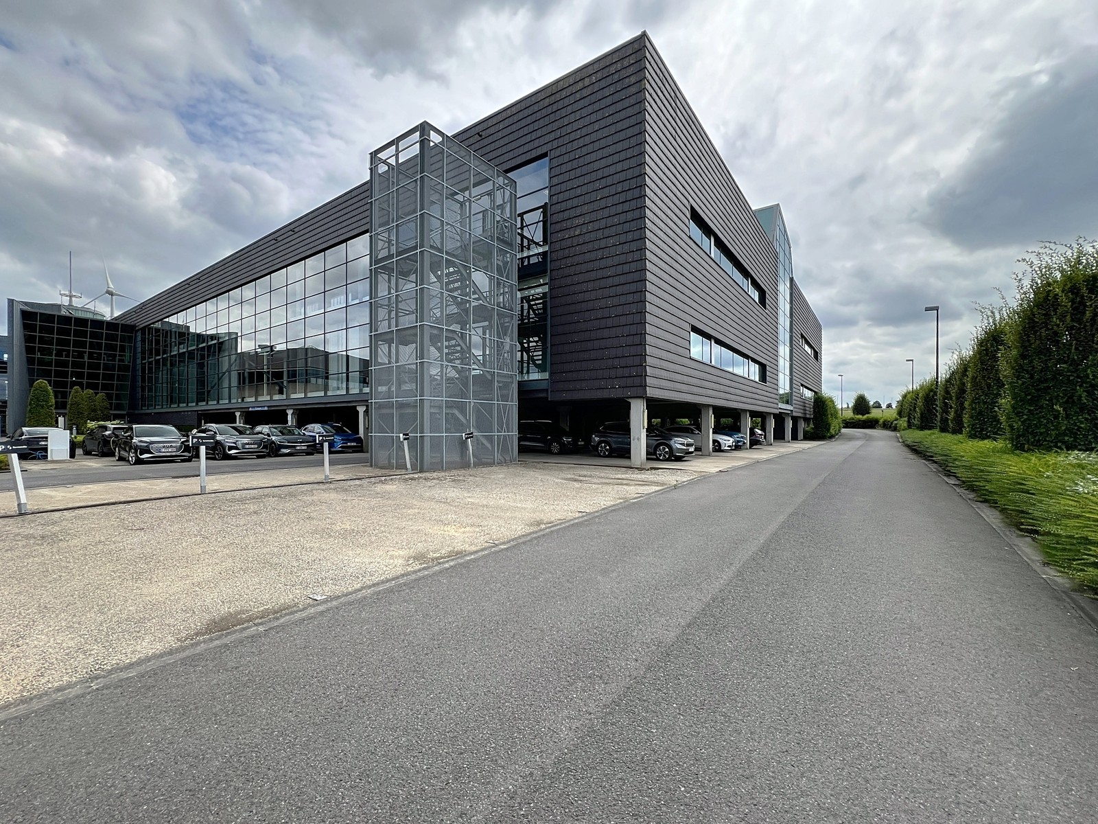 LICHTRIJKE kantoorruimten (1.400 tot 1.800m²) aan ZEER interessante voorwaarden nabij afrit Kortrijk-Oost E17. Onmiddellijk beschikbaar! - photo 3