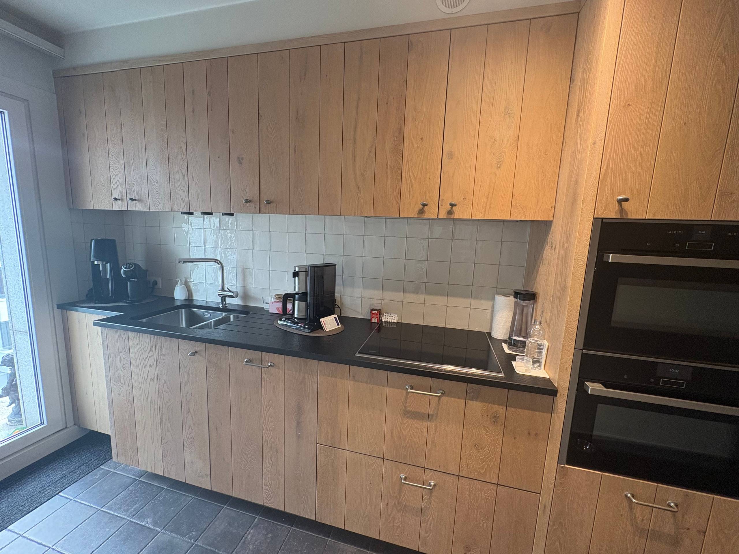 Erg ruim en recent gerenoveerd appartement te huur op de zevende verdieping te Koningsstraat Oostende! - foto 3