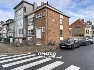SMAAKVOL afgewerkte woning met alle COMFORT met 3 slpks, garage, voldoende bergruimte én tuin met ZUIDgericht terras te Blankenberge!<br /><br /><strong>INDELING:<br /><u><em>Gelijkvloers:</em></u></strong><br />Inkomhal - ruime LICHTRIJKE living - volledig ingerichte keuken (O.a. met gasfornuis, dampkap, dubbele spoelbak, heteluchtoven én vaatwasmachine) - leeshoek - veranda - ruime kelderberging met aanpalende wasplaats (en voorzieningen voor wasmachine en droger) met rechtstreekse toegang tot de tuin met ZUIDgericht terras - garage (met automatische sectionale poort) - oprit.<br /><br /><u><em><strong>Eerste verdieping:</strong></em></u><br />Nachthal - badkamer (O.a. met lavabomeubel, toilet en douche) - 3 ruime slaapkamers.<br /><br /><u><em><strong>Tweede verdieping:</strong></em></u><br />Ruime geïsoleerde zolder (Mogelijkheid tot het creëren van 2 extra slaapkamers).<br /><br /><u><strong>Opmerkingen:</strong></u><br />- Elektriciteit volledig GOEDgekeurd.<br />- RUIME bruikbare vloeroppervlakte: 236m2!<br />- Epc = 230 kWh/m2!<br />- DUBBELE beglazing aanwezig!<br />- ROLLUIKEN aanwezig!<br /><br />Zeer INTERESSANTE woning voor jonge gezinnen met 3 ruime slaapkamers (2 extra slaapkamers mogelijk, indien nodig). Op wandelafstand van winkels, scholen, openbaar vervoer en het centrum! Aarzel zeker niet om ons te contacteren voor een bezoek ter plaatse: 050/70.01.02 - info@centro.be.