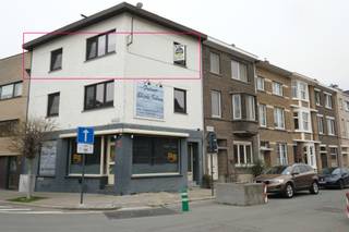 Eén-slaapkamer appartement in stadsrand van Hasselt.<br /><br />Dit éénslaapkamerappartement is gelegen in de Stokerijstraat 2 op de tweede verdieping. Het appartement is gelegen aan de stadsrand, en vlak bij de Blauwe Boulevard. We zijn hier op wandelafstand van het winkelcentrum met tal van horecamogelijkheden en het station is snel te bereiken.<br />Het lichtrijke appartement bevindt zich op de tweede verdieping, bereikbaar via de trap. Vanuit het halletje boven, betreden we het appartement in de living. De vloer is een laminaat. Het appartement is recent voorzien van nieuwe ramen met dubbele beglazing. Vanuit de living komen we in de keuken met de nodige elektrische toestellen (koelkast, vaatwasser, ...). Van hieruit kunnen we naar de badkamer gaan, waar een douche, toilet, wasbak en aansluiting voor de wasmachine terug te vinden zijn.<br />Verder is er een ruime slaapkamer die we kunnen betreden via de woonkamer. <br /><br />Het appartement is vrij vanaf 01/07/2026.<br /><br />Doe je graag een bezichtiging in dit appartement? Aarzel niet en vraag een afspraak met Valère Vangeel via mail naar valere@vestio.com .<br />Of sneller -> maak je huurdersprofiel aan via volgende link:<strong> https://mijnhuurprofiel.be/property/a7768ac2-c686-48a2-bd6b-54156b91c8e3/login</strong>