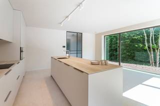 Deze villa in hedendaagse, tijdloze architectuur bevindt zich op een uiterst rustige, groene locatie in Schilde.Het bruisende dorp met tal van...