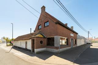 [[ DIT PAND NEEMT DEEL AAN DE ERA OPEN HUIZEN DAG OP 13/6 VAN 13:00 TOT 14:00 ]]Te koop: halfopen huis met handelspand in Poesele, gelegen aan...