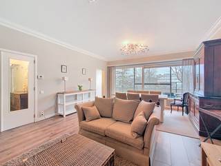 Bezoek inplannen? Graag per email: edegem@immopoint.be In een woonwijk, vlakbij het gekende park De Romeinse put, vinden we dit recent gezellige appartement met slaapkamers.<br /><br />INDELING<br />Ons appartement bevindt zich op de eerste verdieping, welke we bereiken via lift of trap. Via een veiligheidsdeur betreden we het appartement in de ruime inkomhal. Deze is voorzien van een ingemaakte vestiaire en toilet, met handenwasser.<br /><br />De ruime en lichte leefruimte geeft, door middel van een grote schuifraam, uit op het terras. Het terras loopt over de volledige breedte van het appartement en heeft zicht op het bruisende en groene Sint-Goriksplein.<br />De mooie keuken is volledig uitgerust met keramische kookplaat, dampkap, microgolfoven, oven, ijskast met vriesvak, 1,5 spoelbak en een vaatwasmachine.<br /><br />De eveneens grote slaapkamer biedt ook toegang tot het terras.<br /><br />De badkamer in 'welness-stijl' met mozaïk tegel, met inloopdouche, enkele lavabo + meubel en een ingemaakte kast waar we de condensatieketel en de aansluiting voor wasmachine en droogkast terugvinden.<br /><br />BIJZONDERHEDEN<br />Het appartement is uitgerust met een privatieve kelderberging. De kelderverdieping is ook te bereiken via de lift.<br />PVC schrijnwerk met dubbele beglazing, condensatieketel op gas. EPC label "A".<br />Mogelijkheid om bemebeubeld te huren met een opleg van € 50/maand.<br />Maandelijkse provisie €70: minuterie, voorschot water, poets van de gemene delen, onderhoud lift<br />3 maanden waarborg - PB: € 160 + BTW per partij - meteen beschikbaar.<br />Meer info: www.immopoint.be