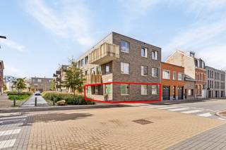 <div><div> <p>Praktijkruimte / kantoor in recent gebouw.</p><p>Deze gelijkvloerse ruimte biedt uitstekende mogelijkheden voor diverse professionele doeleinden. De voormalige kinesitherapiepraktijk beschikt over:</p><ul><li><p>Inkomhal met berging</p></li><li><p>Wachtzaal en afzonderlijk toilet</p></li><li><p>Drie praktijkruimten van 32 m², 12 m² en 6 m², elk voorzien van een wastafel</p></li><li><p>Praktische kitchenette</p></li></ul><p>Extra troeven:</p><ul><li><p>Hoekpand met veel lichtinval</p></li><li><p>Condensatieketel op gas</p></li><li><p>Airconditioning</p></li></ul><p>Ideaal voor therapeuten, zelfstandigen of andere vrij beroepsbeoefenaars die op zoek zijn naar een bereikbare en professionele werkruimte.  </p></div> </div>