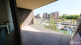 Ben je op zoek naar een aangenaam appartement met een mooi uitzicht? Dit huurappartement bevindt zich op de Gelatineboulevard en is gelegen op de eerste verdieping en kijkt uit op de haven. Vanop het terras geniet je van het zicht op het water en de boten. Een fijne plek voor wie graag woont met wat leven en beweging voor de deur.<br /><br />Via de inkomhal kom je binnen in het appartement. Links van de inkomhal bevindt zich de keuken, die praktisch is ingericht en voldoende plaats biedt om comfortabel te koken. Aansluitend vind je de gezellige living, waar je plaats hebt voor een zit- en eethoek. Het uitzicht richting de haven geeft deze leefruimte net dat tikkeltje extra.<br />Verder beschikt het appartement over één slaapkamer en een badkamer voorzien van een douche, toilet en lavabo. Er is nog één gastentoilet aanwezig. Bij het appartement hoort ook een aparte kelderberging, handig voor spullen die je niet dagelijks nodig hebt.<br /><br /><strong>Troeven</strong>
<ul>
<li>Terras met zicht op de haven</li>
<li>Gelegen op de eerste verdieping</li>
<li>veel lichtinval </li>
<li>Aparte kelderberging</li>
<li>Gelegen boven een supermarkt</li>
<li>Parkeerplaats voor fietsen</li>
</ul>
<br /><strong>Ligging & omgeving</strong><br />De ligging aan de Gelatineboulevard en de haven geeft dit appartement een eigen karakter. Vooral het uitzicht over het water springt in het oog. De voorbijvarende boten zorgen doorheen de dag voor een wisselend tafereel.<br />Het appartement is een interessante keuze voor wie op zoek is naar een praktische woonst met terras en graag geniet van een uitzicht op het water.<br /><br />Ben je enthousiast? Interesse? Klik op “Ik ben kandidaat” via www.optie-m.be.<br /><br />Wil je weten wat jouw woning waard is? Contacteer ons via info@optie-m.be