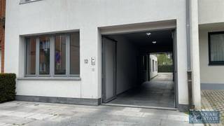 Square Estate vous présente ces superbes bureaux situés dans un quartier très calme de Strombeek-Bever. Ce bureau totalement rénové d'une superficie...