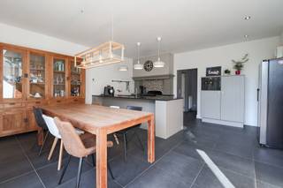 <p>Op zoek naar een instapklare woning met veel licht, ruimte en een verrassende indeling? Dan is deze eigendom, gebouwd in 2005 met een gunstig EPC B label absoluut een bezoek waard.</p>
<p>Achter de gevel schuilt een woning die optimaal gebruikmaakt van haar volumes en natuurlijke lichtinval. De leefruimte en keuken zijn verdeeld over twee niveaus, namelijk het gelijkvloers en de benedenverdieping. Dankzij de grote raampartijen geniet u op beide verdiepingen van een aangename lichtinval en een open, luchtig gevoel.</p>
<p>De volledig geïnstalleerde kwaliteitskeuken vormt het hart van de woning en sluit naadloos aan op het terras en de tuin. Hier geniet u van een groene en rustige buitenruimte waar het heerlijk vertoeven is, ver weg van de dagelijkse drukte.</p>
<p>Op de eerste verdieping bevinden zich twee volwaardige slaapkamers en een eerste badkamer. De tweede verdieping werd volledig ingericht als masterverdieping met een ruime slaapkamer en een aansluitende tweede badkamer, wat zorgt voor extra comfort en privacy.</p>
<p>Achteraan het perceel bevindt zich bovendien een ruime garagebox die plaats biedt aan zowel een wagen als fietsen en extra bergruimte.<br />Troeven:<br />✔ Verrassend ruime woning met speelse indeling<br />✔ Grote raampartijen en veel natuurlijke lichtinval<br />✔ 3 slaapkamers en 2 badkamers<br />✔ Opbergruimte<br />✔ Rustige tuin en terras met groen uitzicht<br />✔ Ruime garagebox achteraan het perceel<br />✔ EPC-label B<br />✔ Centrale ligging nabij winkels, scholen en verbindingswegen</p>
<p>Een woning die ruimte, comfort en een aangename woonbeleving combineert.</p>
<p>Vg, Wg, Gmo, Gvkr, Gvv, geen overstromingsgevoelig gebied</p>