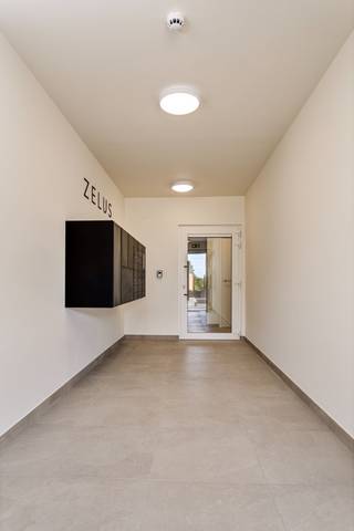 Dit instapklaar hoekappartement met 2 slaapkamers, terras en tuin is gelegen in de Stadstuin in de residentie Zelus. <br />Het appartement is volledig afgewerkt, geschilderd, met armaturen,... <br />Extra pluspunt: zonnepanelen inbegrepen<br /><br />De indeling van het appartement is als volgt: <br />inkomhal met vestiaire, bergruimte, toegang tot de open eet- en leefruimte met daar de volledig ingerichte open keuken (vaatwas, spoelbak, kookplaat, dampkap, oven, frigo en kastruimte). <br />Aan de leefruimte geeft de deur naar de nachthal toegang tot de 2 slaapkamers, de badkamer met inloopdouche en lavabo, en een apart toilet met lavabo. <br />De leefruimte is lichtrijk en zuidgericht, en geeft toegang naar het zonovergoten terras. <br /><br />Het appartement is te bezoeken na afspraak met Margaux via margaux@vestadevelopment.be of telefonisch op het nummer 0468 144 407.<br /><br />Wens je zelf meer inspraak in de afwerking van jouw appartement? <br />Ontdek dan tijdens een afspraak de mogelijkheden in de naastgelegen residentie Cronus. <br />Op basis van jouw wensen stellen we graag ook alternatieven voor, die zich bijvoorbeeld bevinden op een hoger gelegen verdieping.