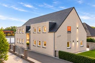Sommige appartementen zien er mooi uit op foto.<br /><br /><strong>Dit is er één dat je moet ervaren.</strong><br /><br />Van zodra je binnenkomt, valt één ding meteen op: <strong>de ruimte</strong>. Dankzij de grote raampartijen baadt de leefruimte de hele dag in natuurlijk licht en voelt alles verrassend open aan. <strong>Een leefruimte waar je spontaan langer blijft zitten dan je van plan was.</strong><br /><br />De stijlvolle open keuken sluit er naadloos op aan en vormt samen met de woonkamer het hart van het appartement. Verder beschikt dit duplexappartement over <strong>3 volwaardige slaapkamers</strong>, een moderne badkamer met <strong>dubbele lavabo en inloopdouche</strong>, een praktische berging en een <strong>private garage</strong>.<br /><br />Alles is uitstekend onderhouden en volledig <strong>instapklaar</strong>. Hier hoef je alleen nog je verhuisdozen uit te pakken. De rest is er al.<br /><br />Ook de ligging is een grote troef. Rustig wonen, met winkels, scholen en een vlotte verbinding naar het centrum van Oudenaarde binnen handbereik.<br /><br />Misschien hebben de foto's je nieuwsgierig gemaakt.<br /><br /><strong>Maar de ruimte, het licht en de sfeer voel je pas écht wanneer je hier zelf binnenstapt.</strong><br /><br />📞 <strong>Plan vandaag nog je bezoek met Alexander van OC Vastgoed via 0476 62 30 37. Grote kans dat je aangenaam verrast buiten wandelt.</strong><br /><br />CV: aardgas <br />EPC: 145 kWh/m²jaar (B-label) – Bruto vloeroppervlakte: 125 m2 volgens het EPC-attest (excl. garage)<br />Stedenbouwkundige inlichtingen: woongebied, bouwvergunning, verkavelingsvergunning, voorkooprecht, geen rechterlijke herstelmaatregel of bestuurlijke maatregel opgelegd.<br />Geen overstromingsgevoelig gebied: P-score: B, G-score: A.<br />Geen renovatieverplichting.