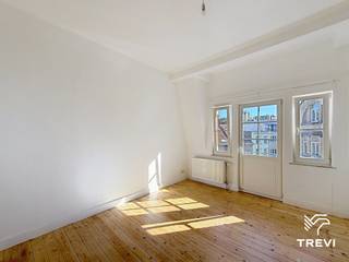 <p><strong>SINT-GILLIS: Nabij de Bareel van Sint-Gillis, het Park van Vorst en alle voorzieningen, gerenoveerd appartement met 1 slaapkamer van ±50 m², gelegen op de 4e verdieping rechts, zonder lift. Het appartement bestaat uit: living ±20 m², eetkamer ±11 m² met bureauhoek, ingerichte keuken (kookplaat, oven en dampkap), balkon, doucheruimte met toilet en slaapkamer ±10 m². Kosten: provisie van €85/maand, inclusief de gemeenschappelijke delen, koud water en afstand van verhaal-verzekering. EPC: G. Onmiddellijk beschikbaar.</strong></p>
<p><u>Op de 4e verdieping rechts, zonder lift:</u></p>
<ul>
<li>Living ±20 m²</li>
<li>Eetkamer ±11 m²</li>
<li>Ingerichte keuken (kookplaat, oven en dampkap)</li>
<li>Balkon</li>
<li>Doucheruimte met toilet</li>
<li>Slaapkamer ±10 m²</li>
</ul>