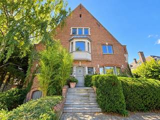 Deze klassevolle villa combineert ruimte, comfort en veelzijdigheid op een perceel van 1.496 m².<br />Met een totale bewoonbare oppervlakte van maar liefst 765 m² (+ volwaardige kelder 211 m²), veel natuurlijke lichtinval en een recente bijbouw biedt deze eigendom tal van mogelijkheden.<br /><br />Op het gelijkvloers verwelkomt een royale inkomhal met vestiaire en gastentoilet u.<br />Verder bevinden zich hier een salon, eetplaats, keuken, bureau en ruime veranda met zicht op terras en tuin. Een afzonderlijke zijingang.<br /><br />De eerste verdieping telt vier ruime slaapkamers en een ruimte voor de inrichting van een badkamer.<br />Op de tweede verdieping bevinden zich drie slaapkamers, een badkamer en een keuken.<br />De derde verdieping biedt nog eens twee slaapkamers en een toilet.<br /><br />De recente bijbouw vormt een bijzondere troef, met een ruime inkom en een polyvalente ruimte van 64 m².<br />Daarboven bevindt zich een studio met badkamer.<br /><br />De villa is volledig onderkelderd, met circa 211 m² kelderruimte, en beschikt over een inpandige garage.<br />De oprit biedt plaats voor vier wagens.<br /><br />Energielabel B – recente CV installatie – grote renovatiewerken uitgevoerd in 2001.<br /><br />Een uitzonderlijk ruime eigendom voor wie royaal wil wonen in een residentiële omgeving.<br /><br />Meer info of bezoek:<br />Peter Hessels op 0473 68 22 47 of via <span>info@arcade-vastgoed.be</span>.