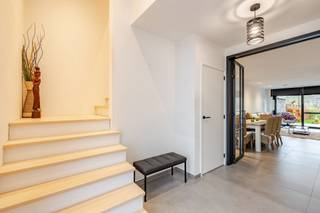 Deze recente woning, opgeleverd in 2021, combineert moderne woonkwaliteit, ruime volumes en een bijzonder rustige ligging. Dankzij de...