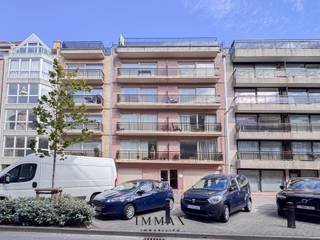 Dit royaal appartement met zijn brede gevel is gunstig gelegen op wandelafstand van het Rubensplein en het strand van Knokke. Het appartement bestaat uit een inkomhal met een afzonderlijk gastentoilet, een ruime en lichtrijke leefruimte met toegang tot het terras aan de voorzijde, en een volledig ingerichte keuken. Er zijn twee slaapkamers, voorzien van een ensuite douchekamer of badkamer. De twee slaapkamers hebben toegang tot het terras aan de achterzijde, wat zorgt voor extra comfort en buitenruimte. Bij het appartement hoort een privatieve kelderberging. Daarnaast is er de mogelijkheid tot aankoop van een autostaanplaats in het gebouw.<br /><br />Troeven: <br /><br />- Westgericht zonneterras vooraan <br />- Zeer ruim terras achteraan<br />- 2 volwaardige slaapkamers met ensuite badkamer/douchekamer<br />- Mogelijkheid tot aankoop autostaanplaats in het gebouw<br />- Privatieve kelderberging<br />- Gelegen op 100m van het strand<br /><br />Stedenbouwkundig uittreksel in aanvraag.<br /><br />Aarzel niet om ons te contacteren voor meer informatie: tel.: 050 62 44 14 of via knokke@immax.be